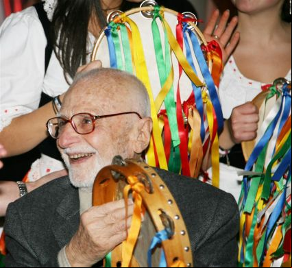 Mario Monicelli col tamburello 