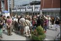 Des fans entourant Tony Curtis